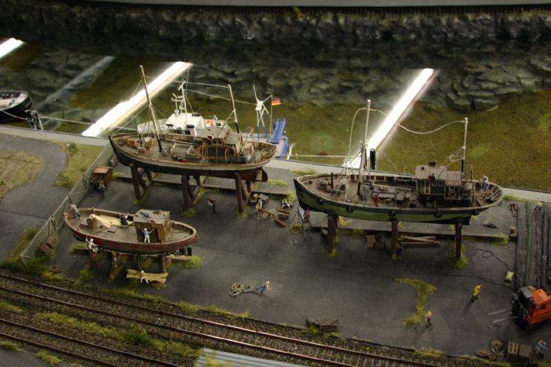 2006-11-25 09:55:44 ** Deutschland, Hamburg, Miniaturwunderland ** In dieser Werft werden die Kutter repariert.