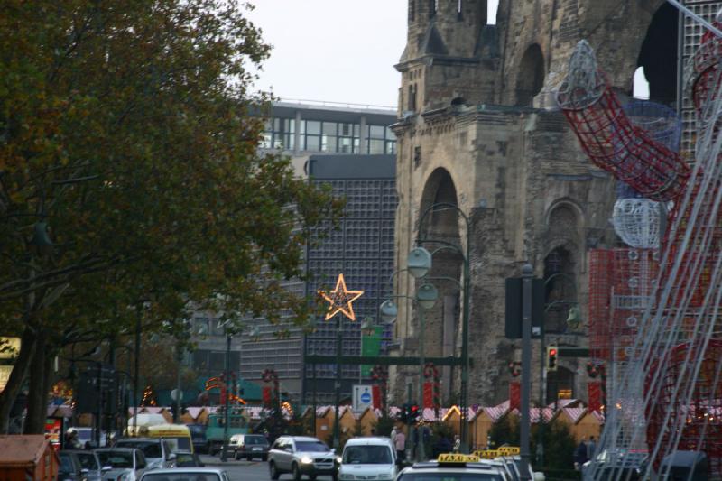 2006-11-27 15:53:16 ** Berlin, Deutschland ** Teile der neuen Kirche sind hier hinter der Ruine zu sehen.