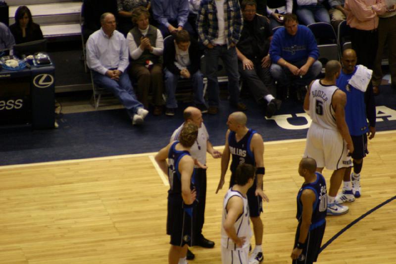 2008-03-03 21:18:24 ** Basketball, Utah Jazz ** Diskussion der Spieler mit dem Schiedsrichter.