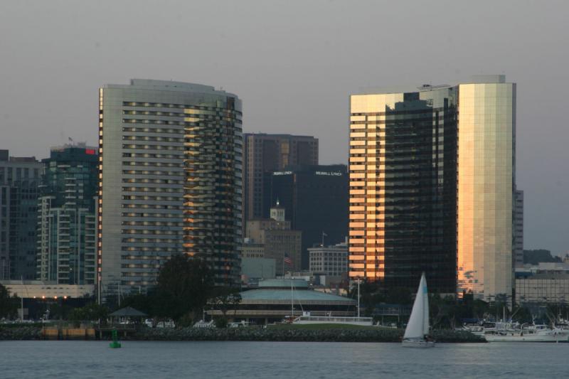 2008-03-21 19:04:46 ** San Diego ** San Diego Marriott Hotel & Marina. Unser Zimmer war in dem rechten Turm.