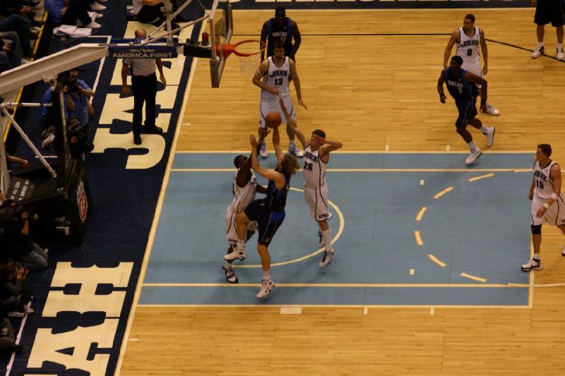 2008-03-03 20:55:28 ** Basketball, Utah Jazz ** Dirk Nowitzki im Angriff.
