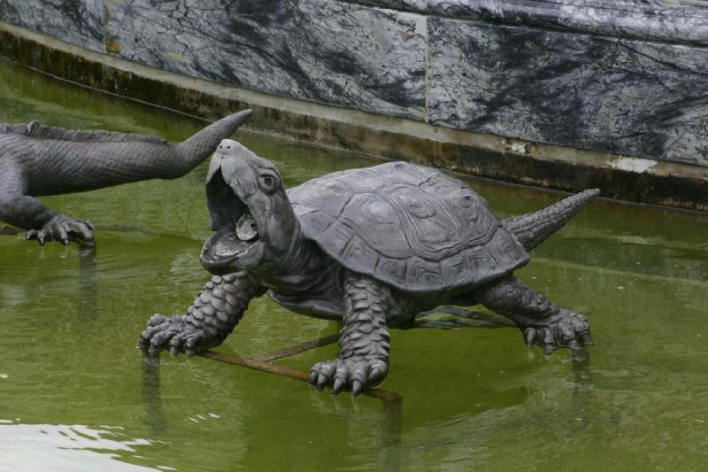 2008-05-17 14:45:48 ** Deutschland, München ** Diese Schildkröte ist Teil von einem der Brunnen am Schloß.