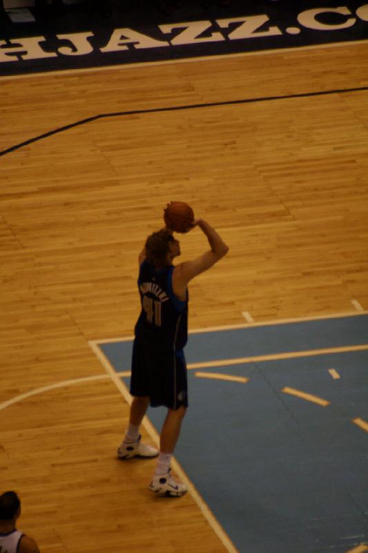 2008-03-03 20:06:40 ** Basketball, Utah Jazz ** Dirk Nowitzki at his free-throw.