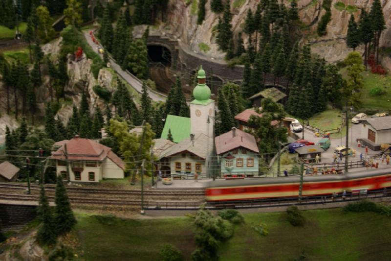2006-11-25 10:52:28 ** Deutschland, Hamburg, Miniaturwunderland ** Kleines Dorf in den Bergen.