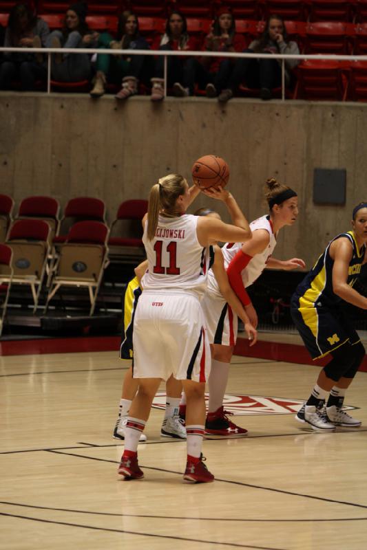 2012-11-16 16:39:32 ** Basketball, Damenbasketball, Michelle Plouffe, Michigan, Taryn Wicijowski, Utah Utes ** 