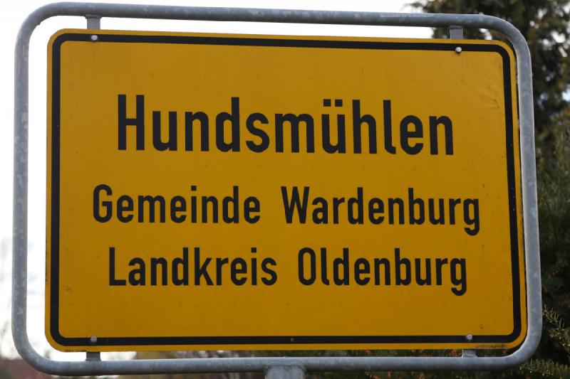 2010-04-22 17:55:40 ** Germany, Oldenburg ** City limits sign for Hundsmühlen.