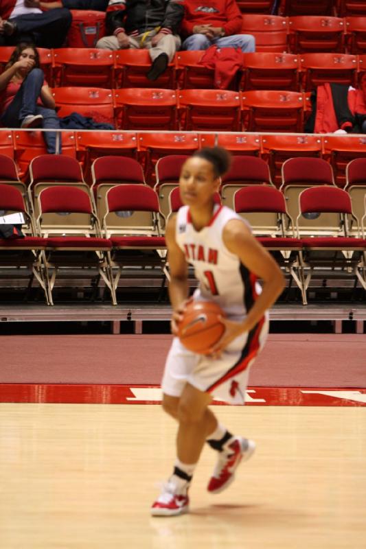 2010-12-20 20:32:32 ** Basketball, Ciera Dunbar, Damenbasketball, Southern Oregon, Utah Utes ** Ein tolles Foto der Stühle im Hintergrund.