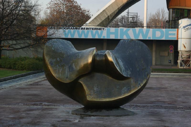 2006-11-27 15:34:56 ** Berlin, Deutschland ** 'Large Butterfly', der grosse Schmetterling von Henry Moore.