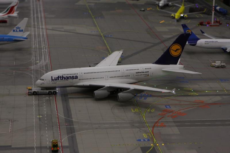 2013-07-26 22:15:41 ** Deutschland, Hamburg, Miniaturwunderland ** Inzwischen sind alle Passagiere in den A380 eingestiegen und es geht Richtung Startbahn.