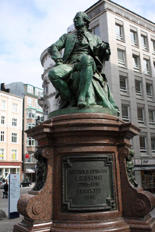 2010-04-05 15:15:51 ** Deutschland, Hamburg ** Statue für Dichter Gotthold Ephraim Lessing am Gänsemarkt.