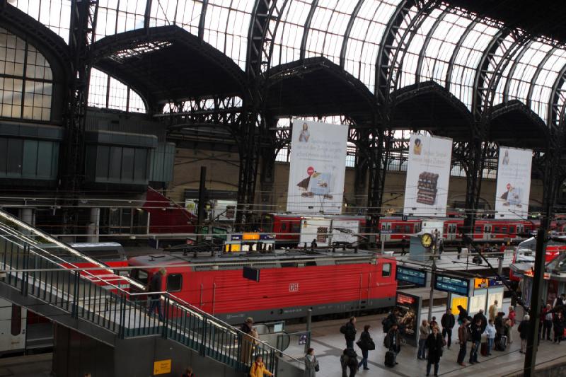 2010-04-06 12:58:24 ** Deutschland, Hamburg ** Im Hamburger Hauptbahnhof.