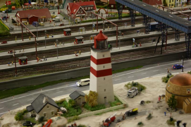 2006-11-25 09:43:56 ** Germany, Hamburg, Miniature Wonderland ** Beach and right behind it the large train station.