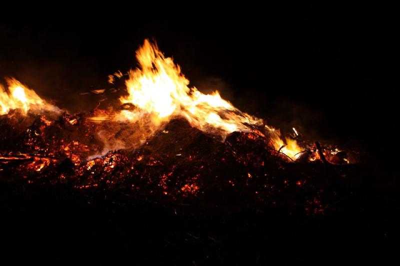 2010-04-03 20:28:23 ** Deutschland, Oldenburg, Ostern ** Das Osterfeuer am Abend vor Ostern in Hundsmühlen. 2010-04-03 20:28:23 ** Deutschland, Oldenburg, Ostern ** Das Osterfeuer am Abend vor Ostern in Hundsmühlen.