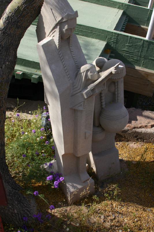 2007-04-14 15:57:16 ** Phoenix, Taliesin West ** Statue at the entrance of the visitor's center.