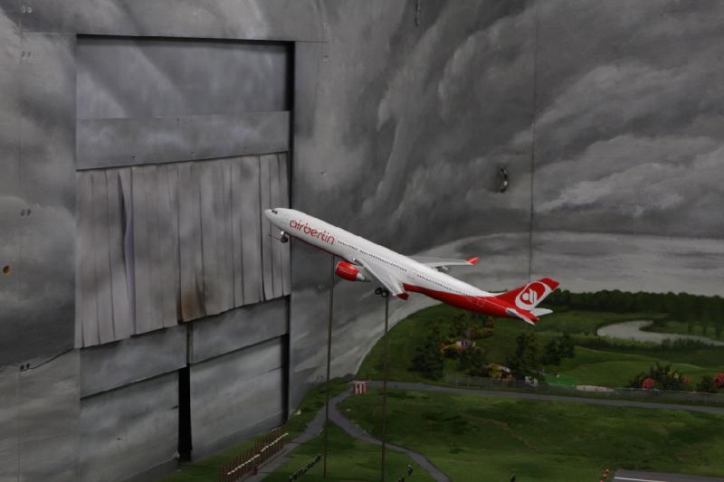 2013-07-26 21:43:13 ** Deutschland, Hamburg, Miniaturwunderland ** Das Flugzeug verschwindet im Hintergrund und landet dann irgendwann auch wieder auf dem Flughanfe.