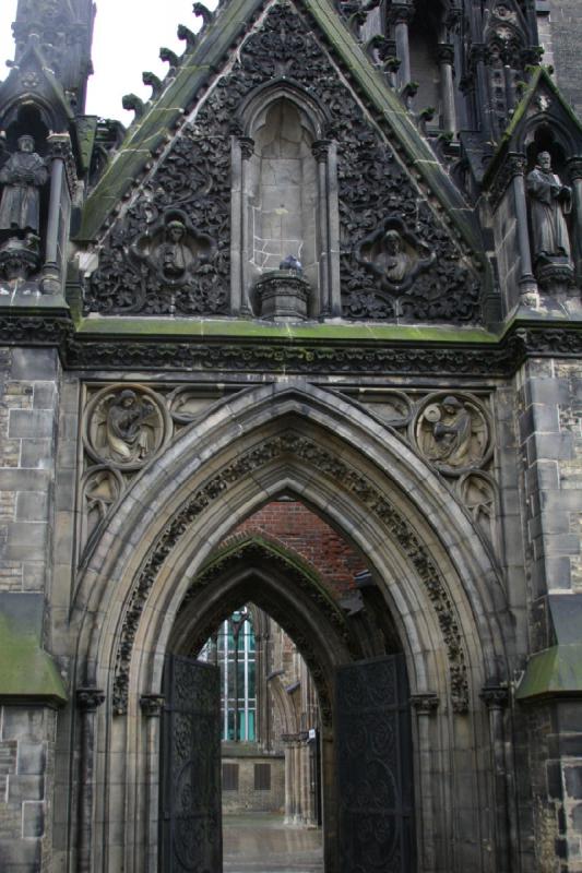 2006-11-25 12:08:24 ** Deutschland, Hamburg, St. Nikolai ** Einer der Eingänge zur Kirche.