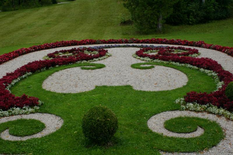 2005-08-20 12:41:00 ** Germany, Munich ** Garden at Linderhof Palace.