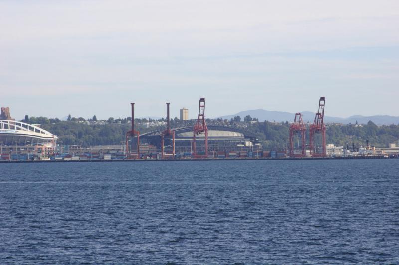 2007-09-01 14:05:42 ** Seattle ** Behind the cranes is the 'Safeco Field', where the 'Seattle Mariners' play Baseball.