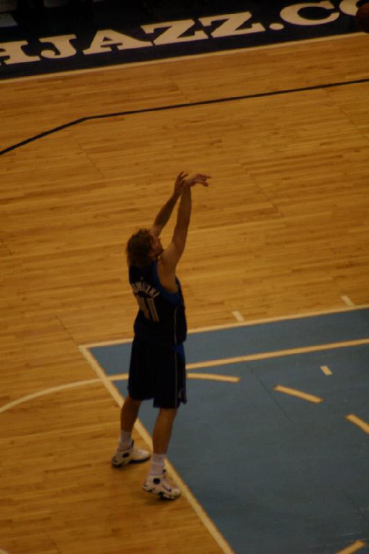 2008-03-03 20:06:30 ** Basketball, Utah Jazz ** Dirk Nowitzki at his free-throw.