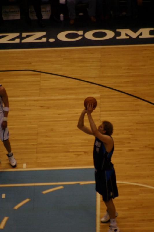 2008-03-03 20:49:30 ** Basketball, Utah Jazz ** Freiwurf von Dirk Nowitzki.