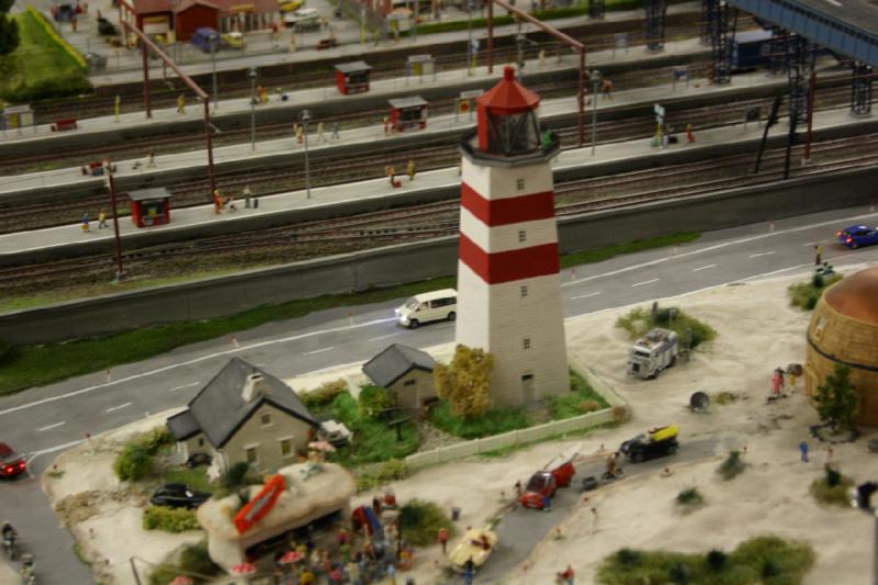 2006-11-25 09:43:54 ** Deutschland, Hamburg, Miniaturwunderland ** Strand und gleich dahinter der große Bahnhof.