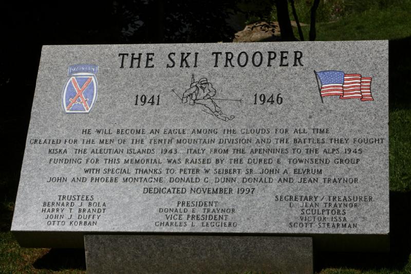 2006-07-22 11:32:00 ** Vail ** Gedenktafel zu einem Denkmal für Soldaten einer Einheit von Soldaten auf Skiern, die in der Umgebung für den Zweiten Weltkrieg trainiert haben.