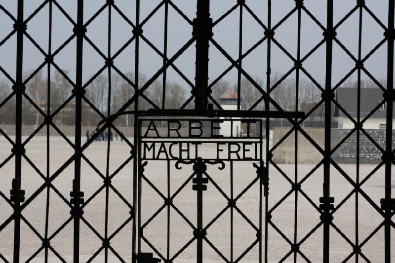 2010-04-09 14:55:07 ** Dachau, Deutschland, Konzentrationslager, München ** Die Parole 'Arbeit macht frei' ist als Toraufschrift vieler nationalsozialistischer Konzentrationslager bekannt.