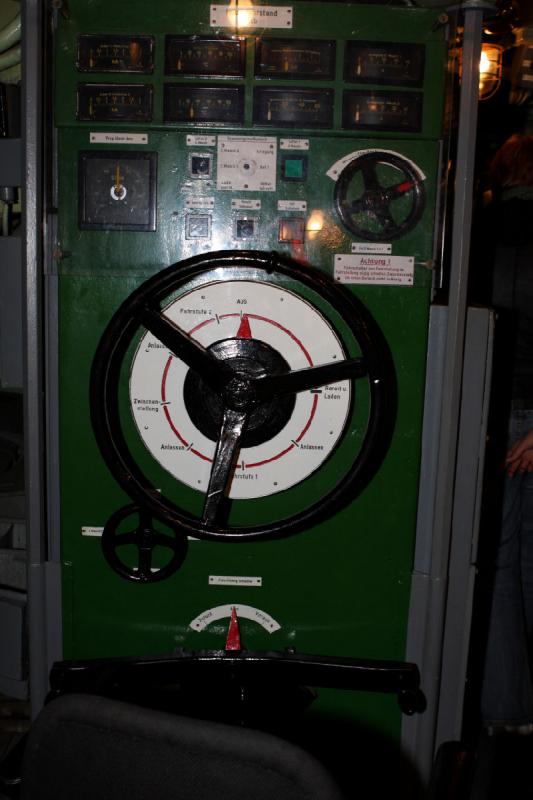 2010-04-15 15:55:39 ** Bremerhaven, Deutschland, Typ XXI, U 2540, U-Boote ** Steuerbord-Hauptfahrstand mit Fahrstufenschalter.