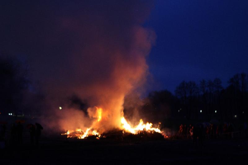 2010-04-03 20:20:54 ** Easter, Germany, Oldenburg ** The easter fire on the evening before easter in Hundsmühlen.