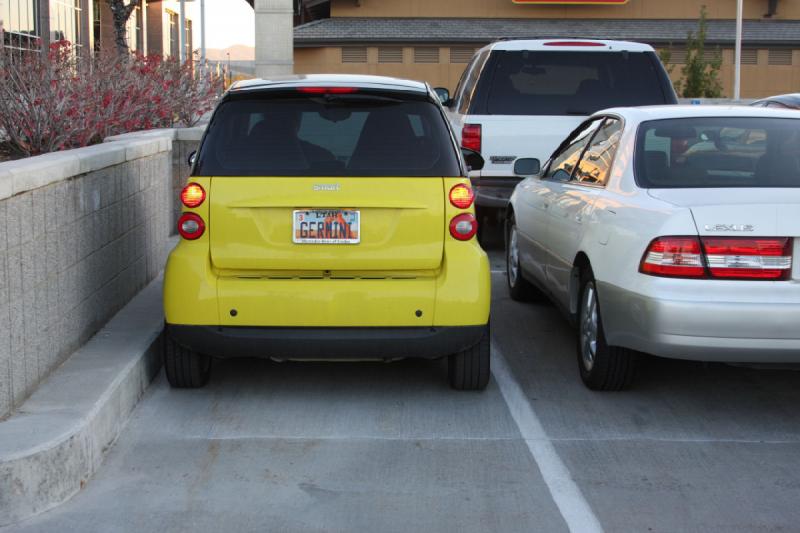 2008-10-25 18:09:50 ** Smart, Utah ** Ein Smart-Parkplatz. Erica wollte allerdings nicht, daß ich wirklich so parke.