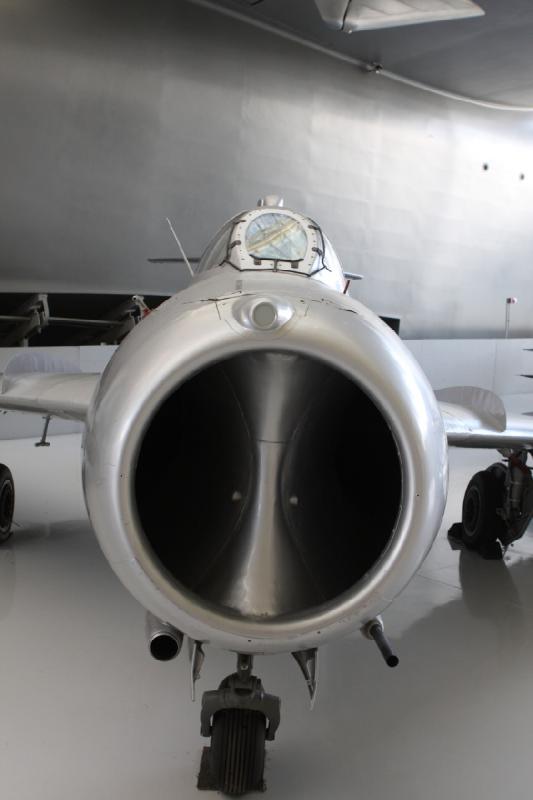 2011-03-26 15:26:06 ** Evergreen Luft- und Raumfahrtmuseum ** Lufteintrittskanal der MiG-17A Fresco.