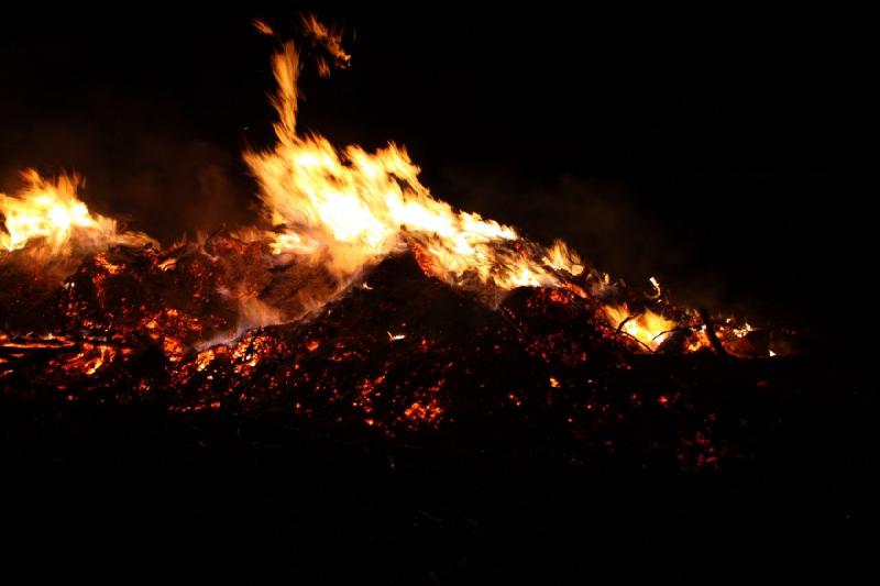 2010-04-03 20:28:23 ** Easter, Germany, Oldenburg ** The easter fire on the evening before easter in Hundsmühlen.