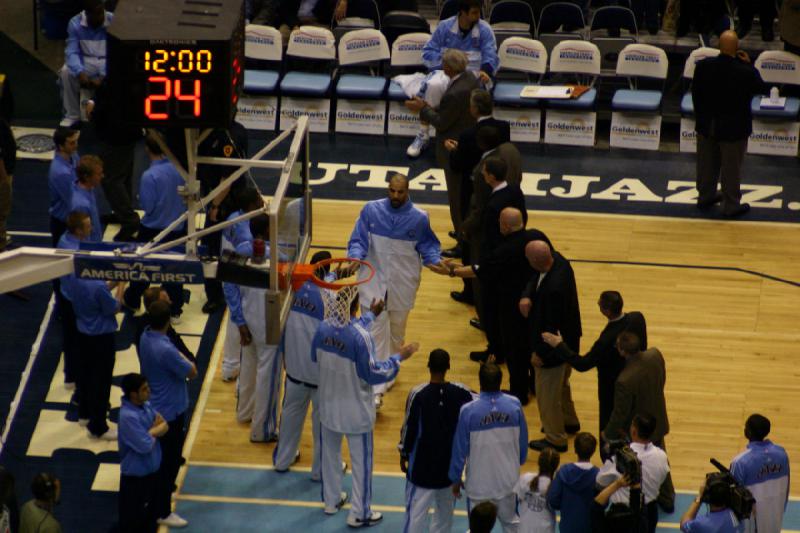 2008-03-03 19:07:46 ** Basketball, Utah Jazz ** Begrüßung der Spieler.