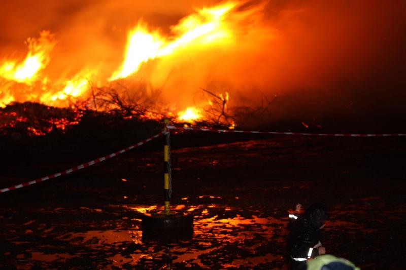 2010-04-03 20:33:46 ** Deutschland, Oldenburg, Ostern ** Das Osterfeuer am Abend vor Ostern in Hundsmühlen.