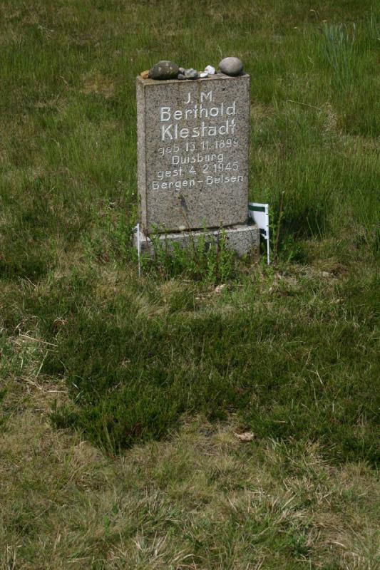 2008-05-13 12:09:06 ** Bergen-Belsen, Deutschland, Konzentrationslager ** Grabstein für J. M. Berthold Klestadt.