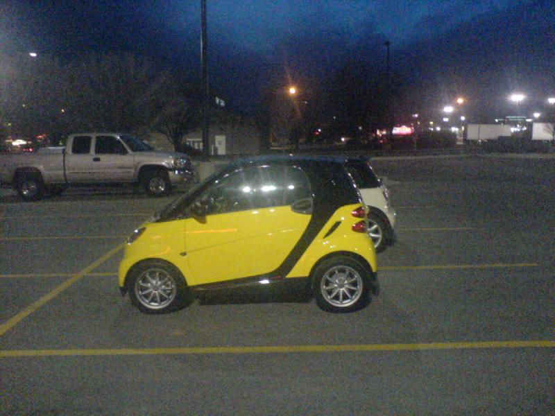 2008-03-26 20:20:19 ** Smart ** Mein smart und dahinter ein Mini Cooper, der auf gleicher Höhe wie der smart geparkt war. Der Mini ist viel länger.