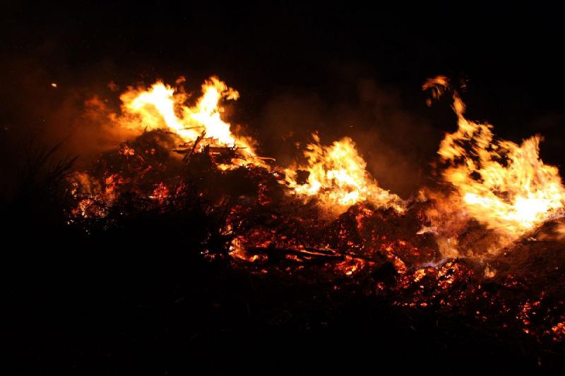 2010-04-03 20:28:09 ** Deutschland, Oldenburg, Ostern ** Das Osterfeuer am Abend vor Ostern in Hundsmühlen.