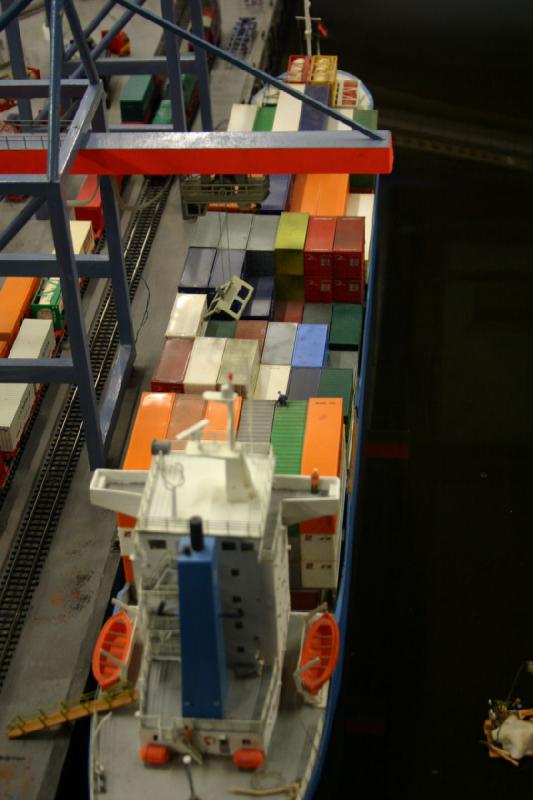 2006-11-25 10:11:30 ** Deutschland, Hamburg, Miniaturwunderland ** Ein Containerschiff wird beladen oder entladen.