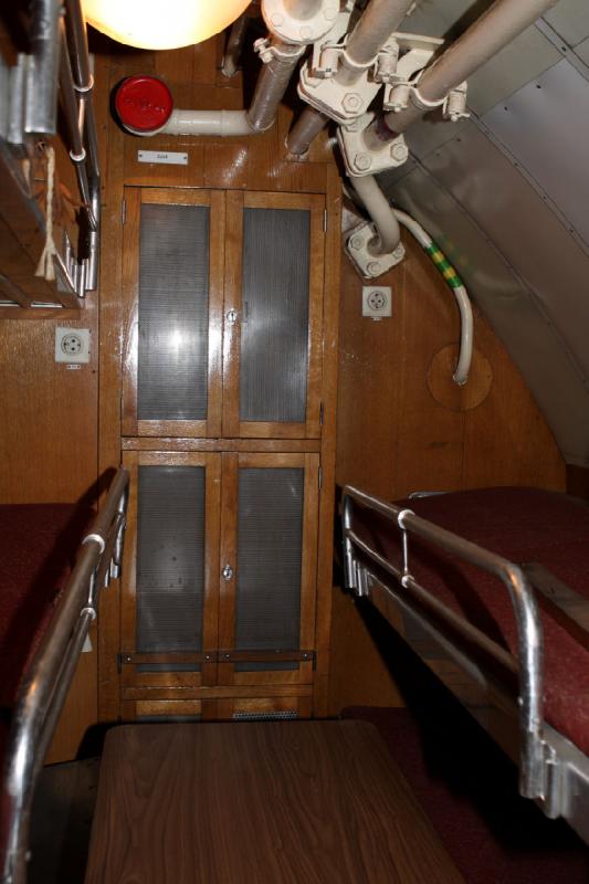 2010-04-15 15:51:44 ** Bremerhaven, Germany, Submarines, Type XXI, U 2540 ** Crew cabin with berths.