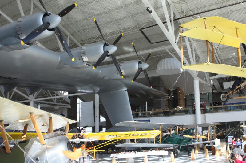 2011-03-26 15:19:32 ** Evergreen Luft- und Raumfahrtmuseum ** Drei der vier Triebwerke der Backbordtragfläche der Hughes H-4 Hercules sind hier zu sehen. Um dieses riesige Flugzeug angeordnet sind alle anderen Ausstellungsstücke.
