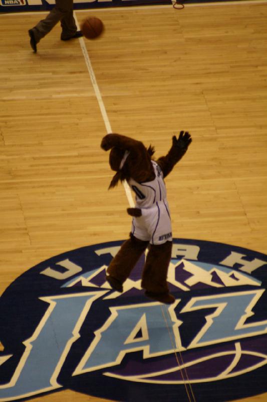 2008-03-03 20:18:48 ** Basketball, Utah Jazz ** Der Bär versucht von der Mitte des Spielfelds aus den Korb zu treffen.