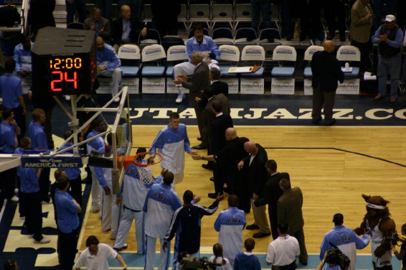 2008-03-03 19:07:38 ** Basketball, Utah Jazz ** Begrüßung der Spieler vor dem Spiel.
