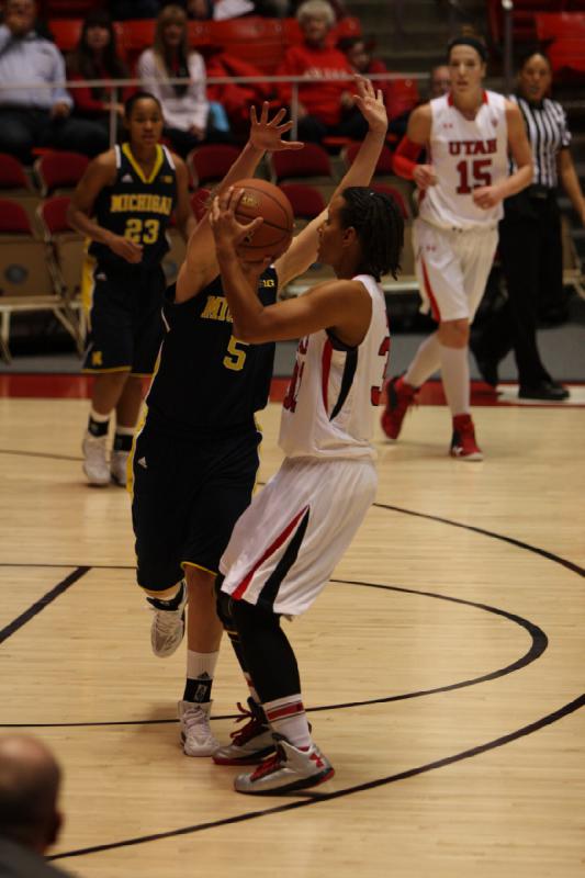 2012-11-16 17:34:40 ** Basketball, Ciera Dunbar, Michelle Plouffe, Michigan, Utah Utes, Women's Basketball ** 