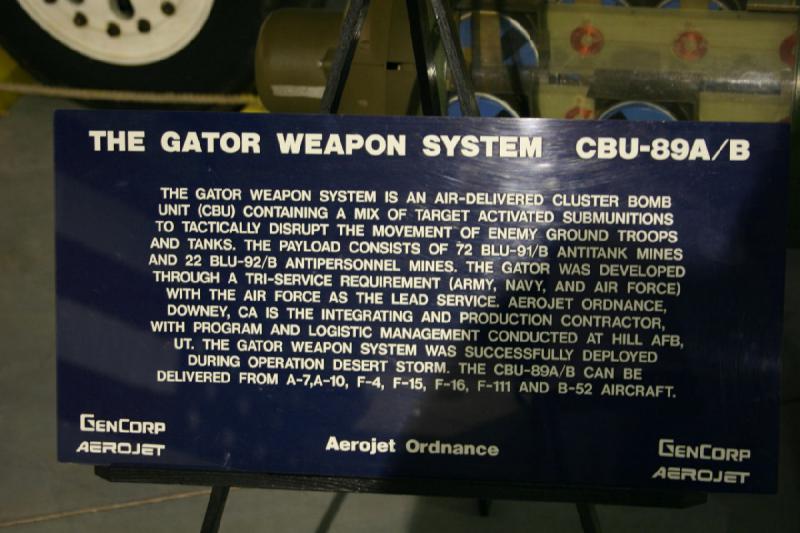 2007-04-08 13:27:42 ** Air Force, Hill AFB, Utah ** Beschreibung der Clusterbombe Gator Weapon System CBU-89A/B.