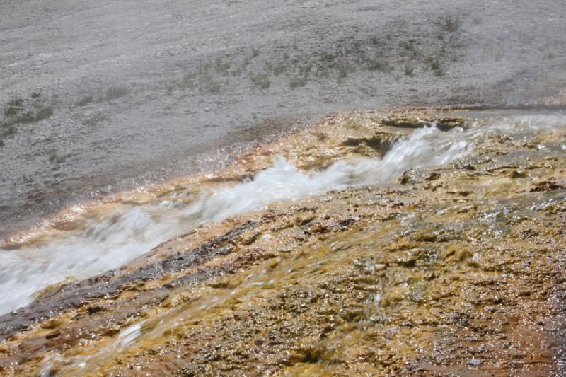 2009-08-03 11:20:08 ** Yellowstone Nationalpark ** Heißes Wasser aus den Geysiren fließt zum Fluß.
