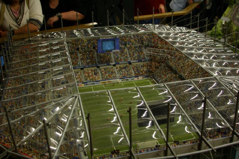 2006-11-25 10:16:14 ** Deutschland, Hamburg, Miniaturwunderland ** In diesem Stadion sind alle Zuschauer individuell angefertigt worden.
