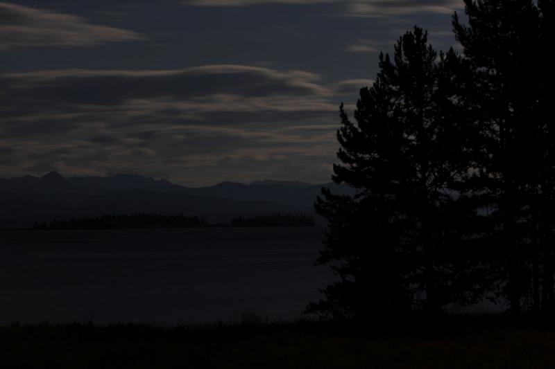 2008-08-14 22:31:08 ** Yellowstone Nationalpark ** Bäume und Wolken in der Nacht.