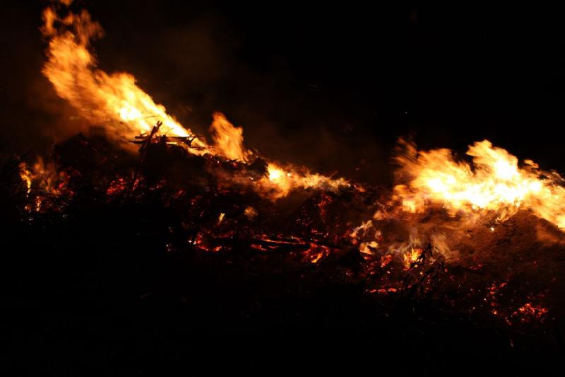 2010-04-03 20:28:50 ** Easter, Germany, Oldenburg ** The easter fire on the evening before easter in Hundsmühlen.