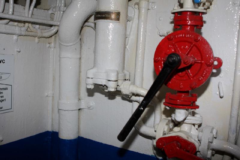 2010-04-07 12:00:16 ** Germany, Laboe, Submarines, Type VII, U 995 ** Valve in the galley.