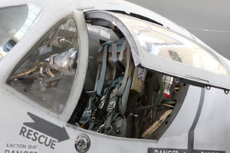 2011-03-26 15:26:39 ** Evergreen Luft- und Raumfahrtmuseum ** Das geöffnete Cockpit der Grumman OV-1D Mohawk.
